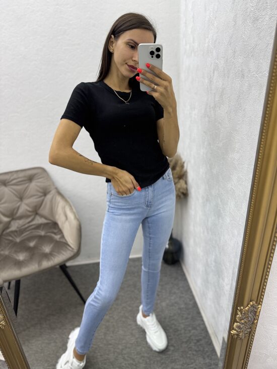 Gaiši skinny džinsi.