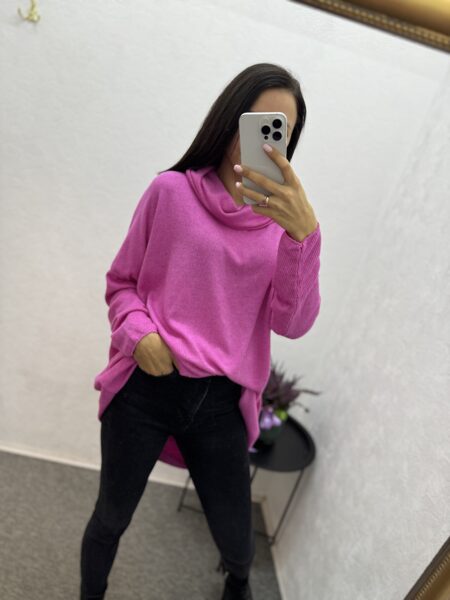 Brīvs džemperis ar paaugstinātu apkakli.