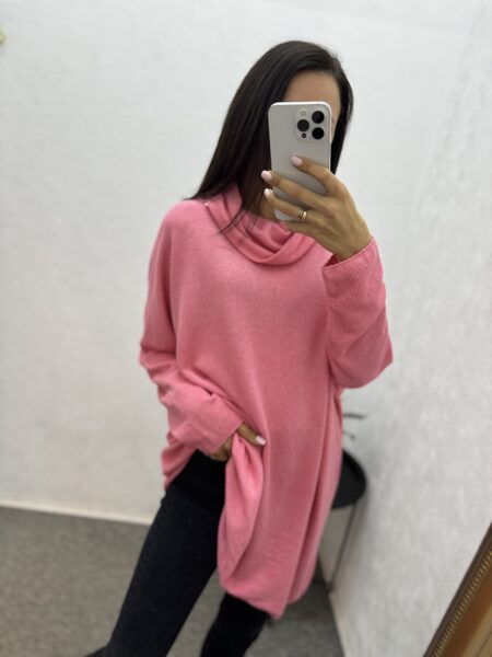 Džemperis ar paaugstinātu apkakli.