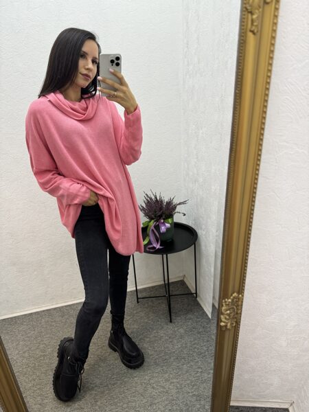 Brīvs džemperis ar paaugstinatu apkakli.