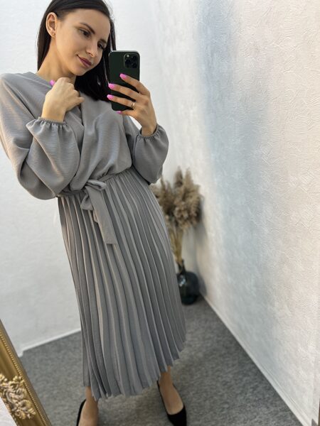 Kleita ar V veida izgriezumu un gofretu apakšu.