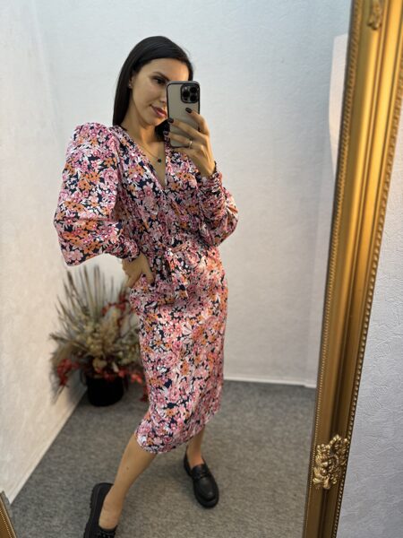 Kleita ar V veida izgriezumu.