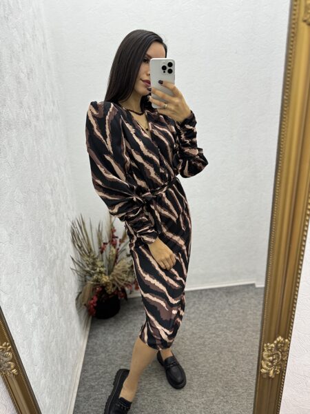 Kleita ar V veida izgriezumu. 