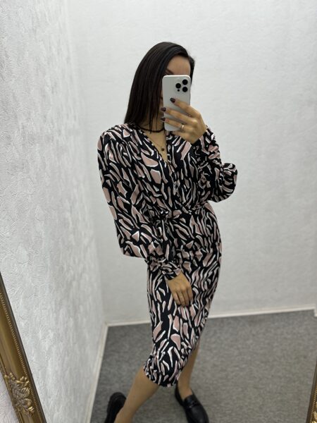 Kleita ar V veida izgriezumu.