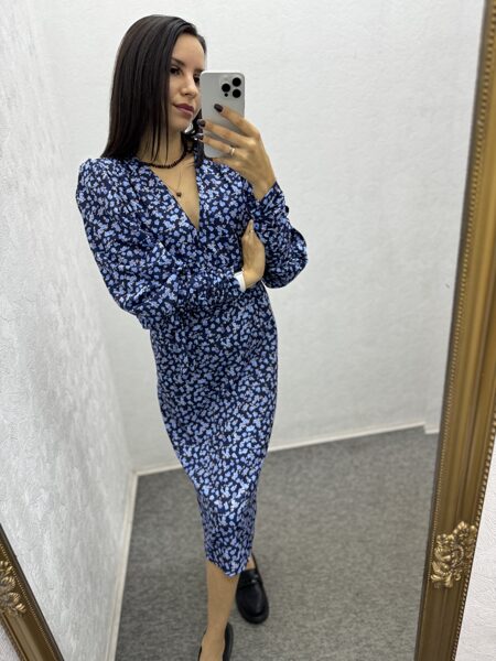 Kleita ar V veida izgriezumu.