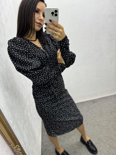 Kleita ar V veida izgriezumu.