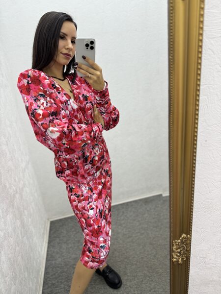 Kleita ar V veida izgriezumu.